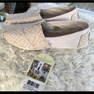 ~NWT~TOMS WHISPER DIAMOND WOVEN SHOES ~